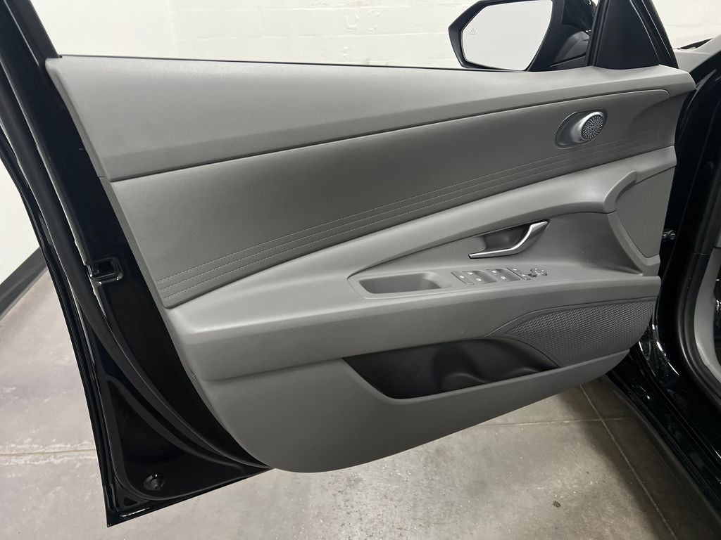 2023 Hyundai ELANTRA SE